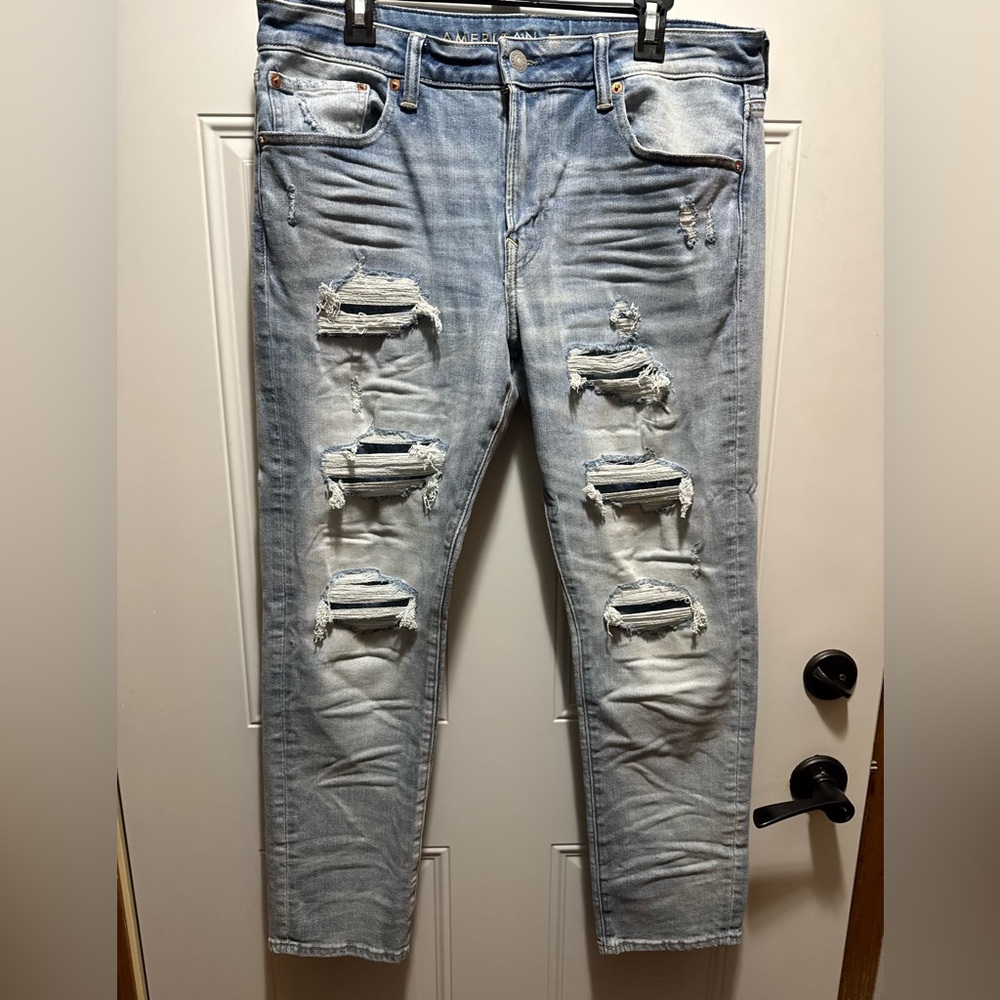 LIKE NEW!! MENS AMERICAN EAGLE RIPPED JEANS